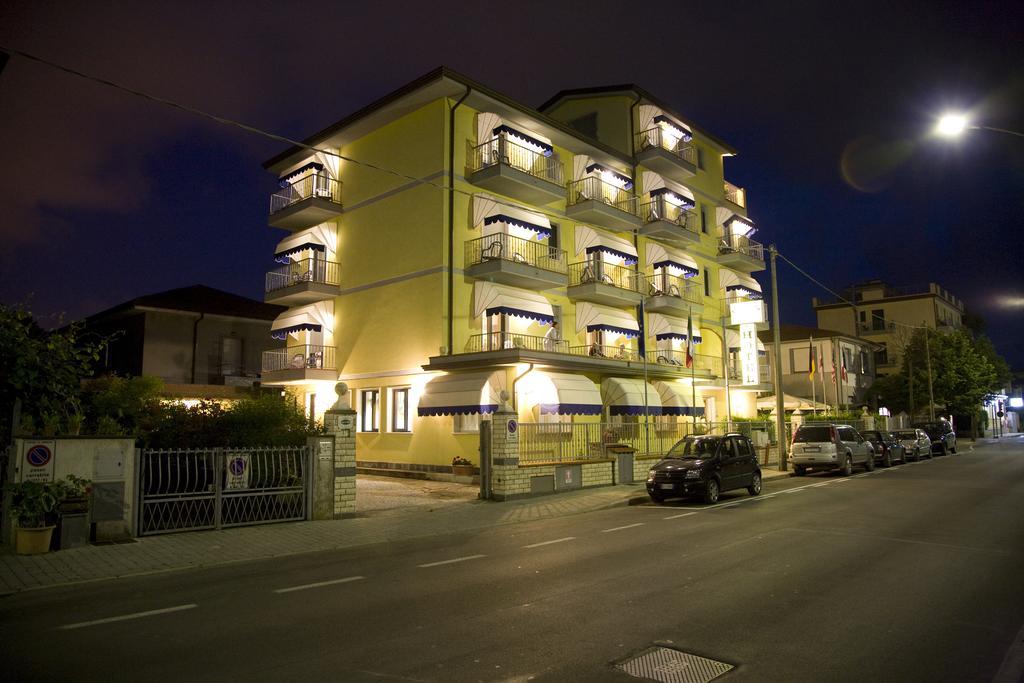 Hotel Fortunella Lido di Camaiore Kültér fotó